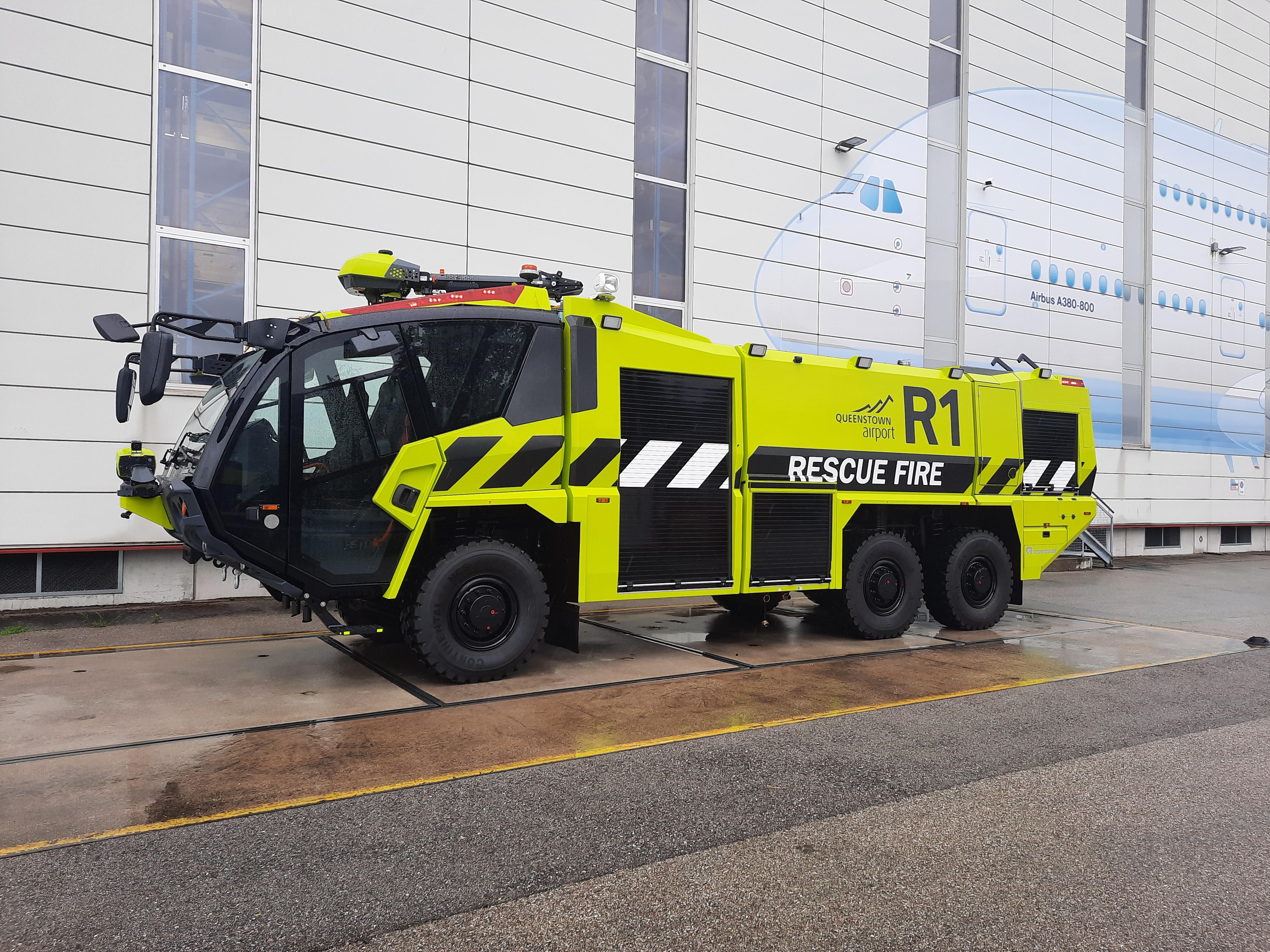 queenstown-airport-s-new-rosenbauer-panther-1